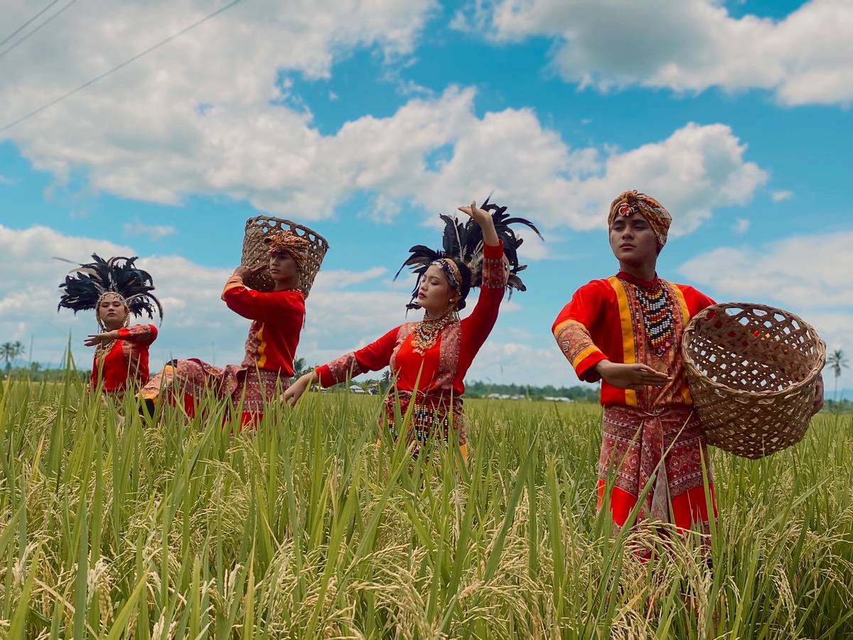 Hugis Dance Project dancing the game buwa-buwan.